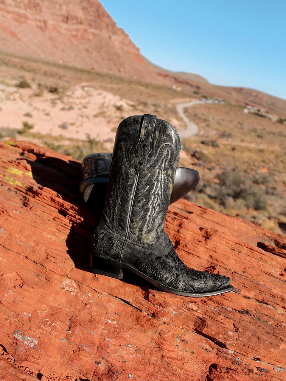 A4116 - MEN'S BLACK ALLIGATOR INLAY AND EMBROIDERY SNIP TOE COWBOY BOOT