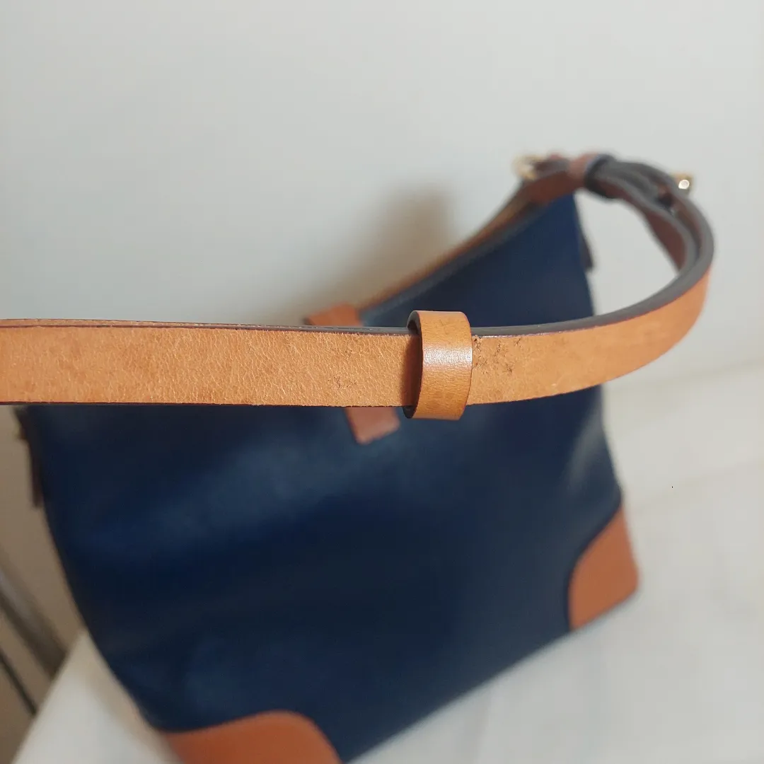 Dooney & Bourke Navy & Tan Leather Shoulder Bag | Pre loved |