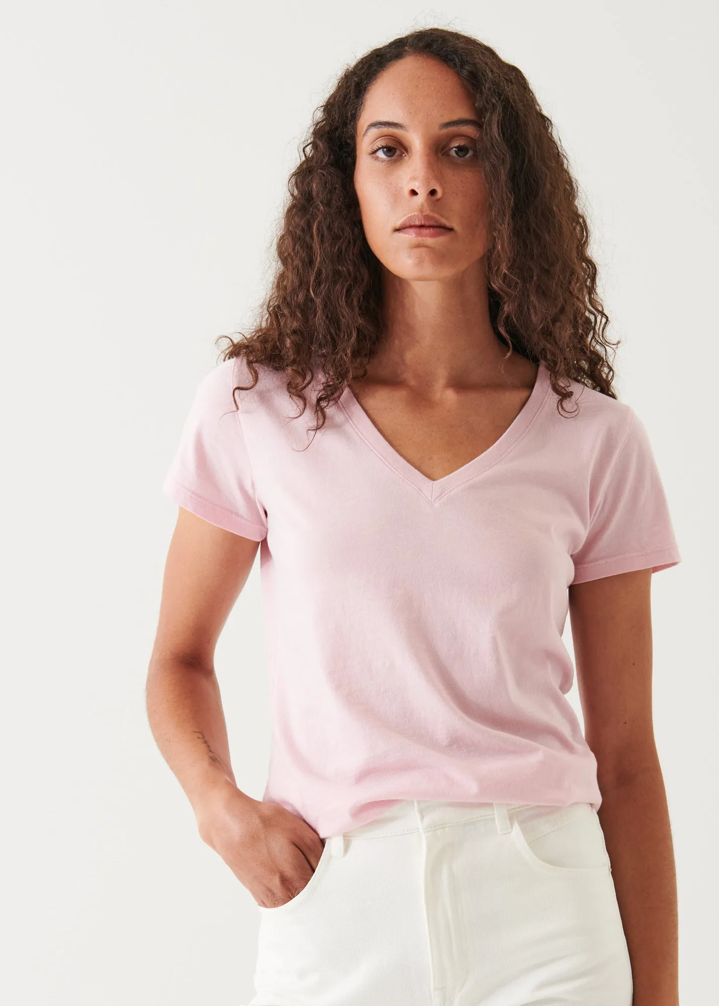 ENZYME WASH LIGHTWEIGHT PIMA COTTON V-NECK