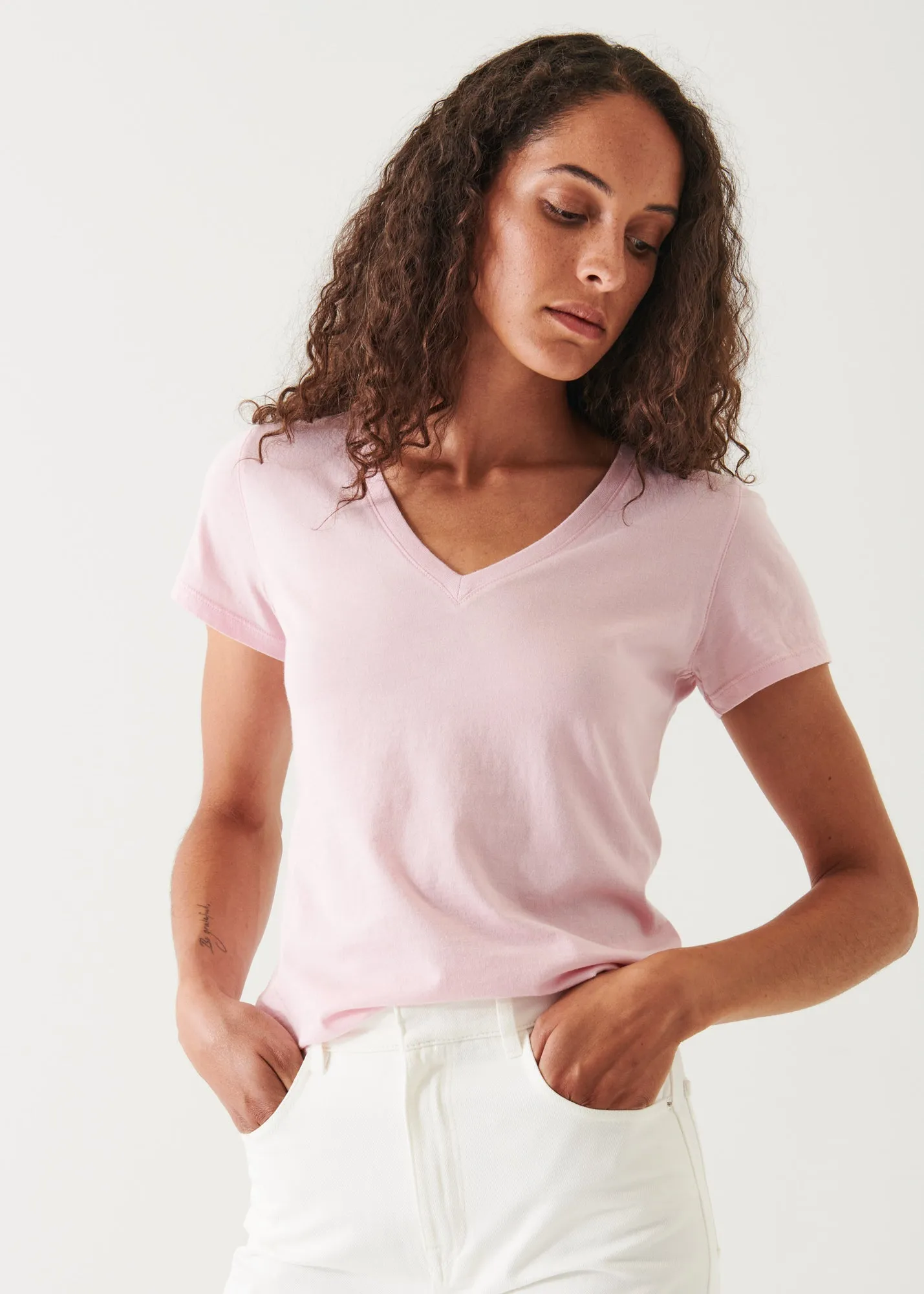 ENZYME WASH LIGHTWEIGHT PIMA COTTON V-NECK